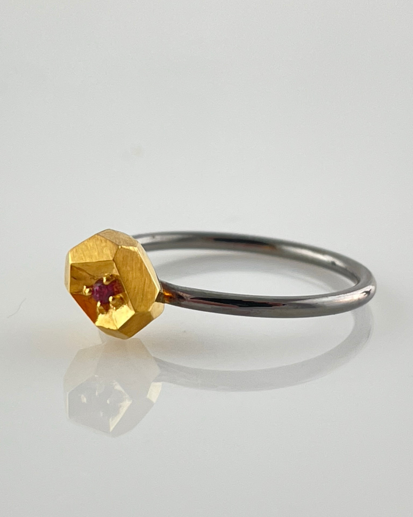 Facets ring 